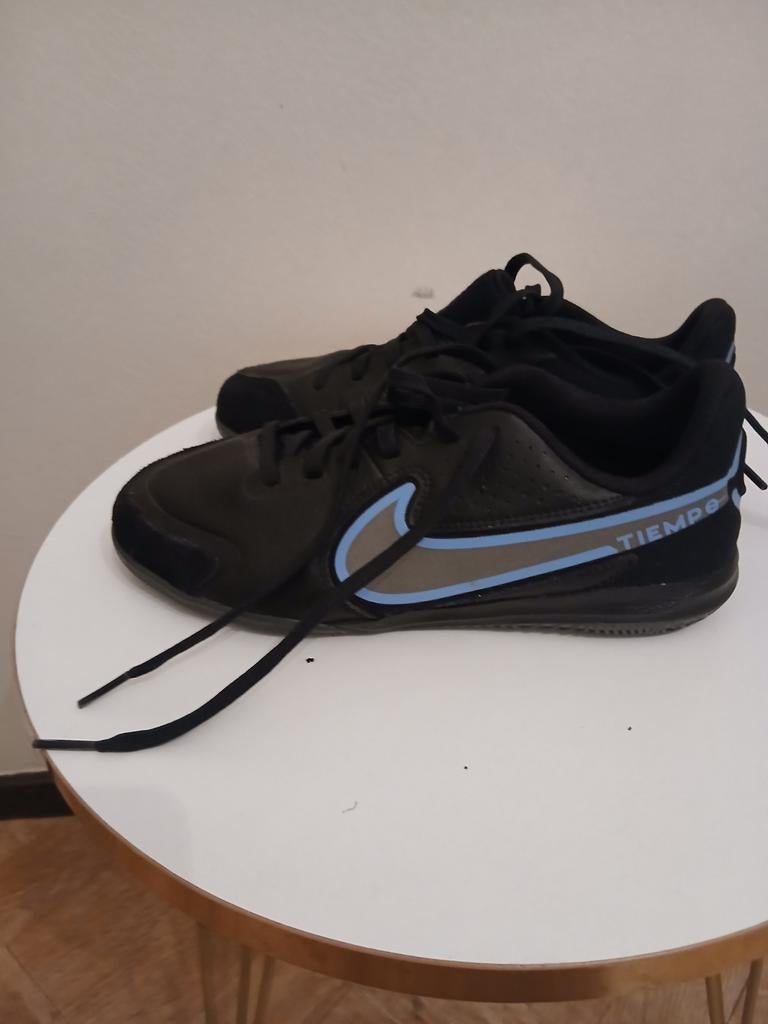 Nike Tiempo Legend 9 Academy IC — Zwart/Blauw — Maat 36,5, Sport en Fitness, Basketbal, Ophalen of Verzenden
