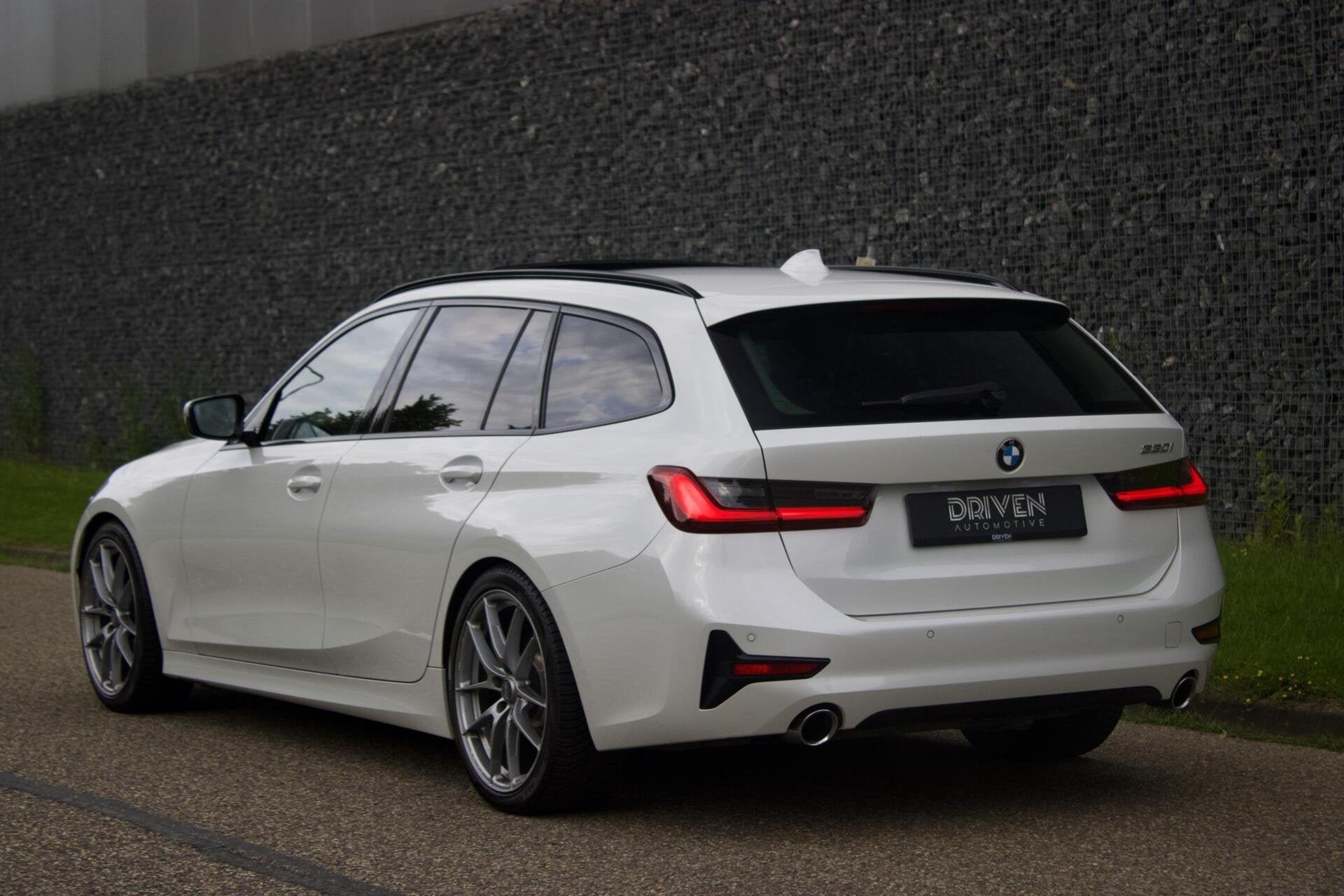 BMW 330i Touring|Pano- OZ - Parelmoer - Live Cockpit - 1 Eig, Autos, Cuir, Ordinateur de bord, Entreprise, Entretenue par le concessionnaire