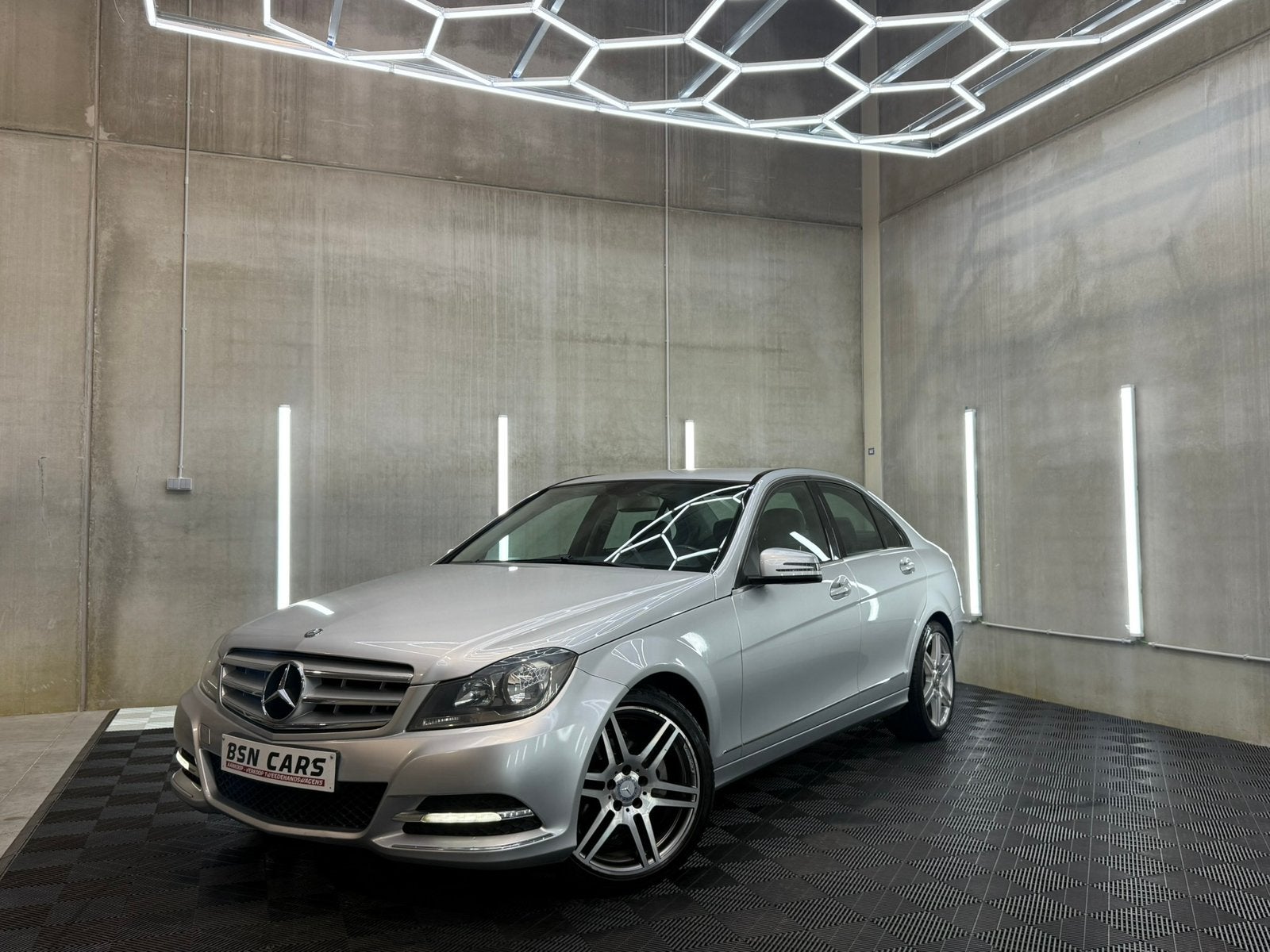 Mercedes-Benz C180/AVANTGARDE/PDC/NAVI/GARANTIE, Auto's, Achterwielaandrijving, Zwart, Leder en Stof, Bedrijf