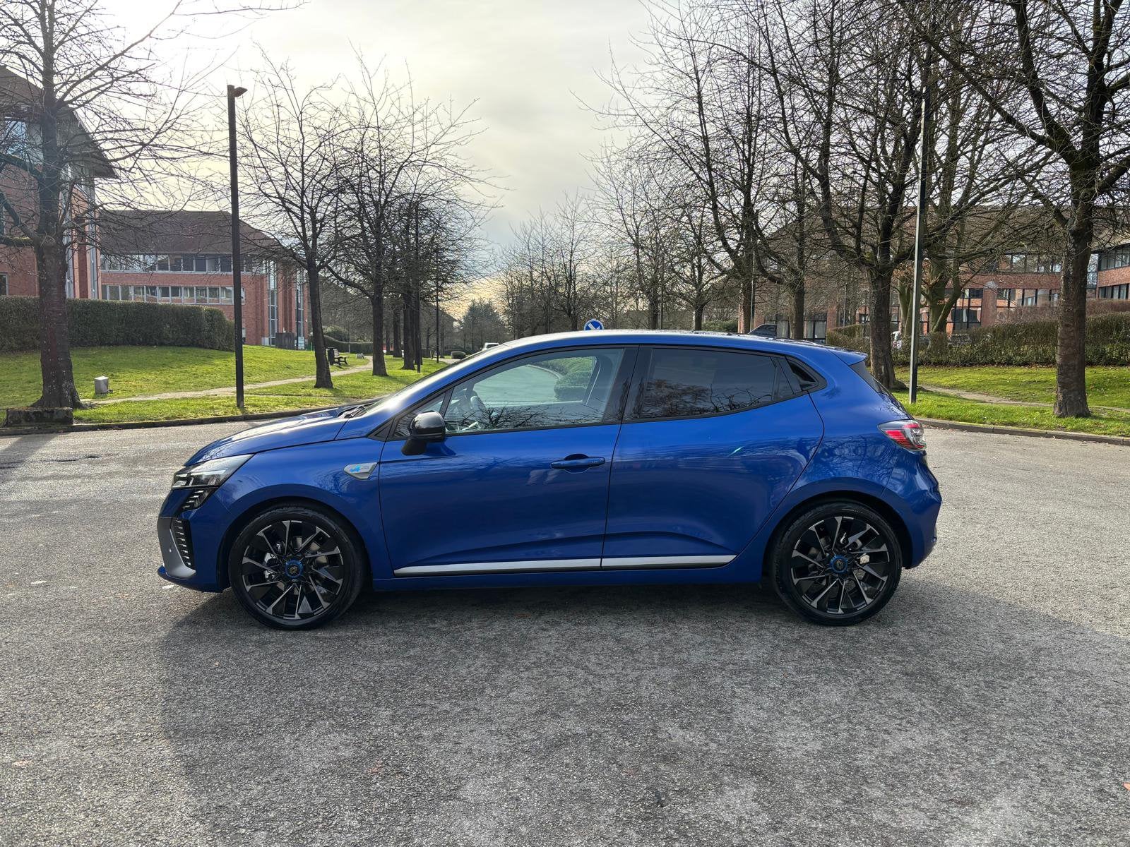 Renault Clio E-Tech volledig hybride 145 Esprit Alpine, Auto's, Stof, 4 cilinders, Blauw, 105 kW