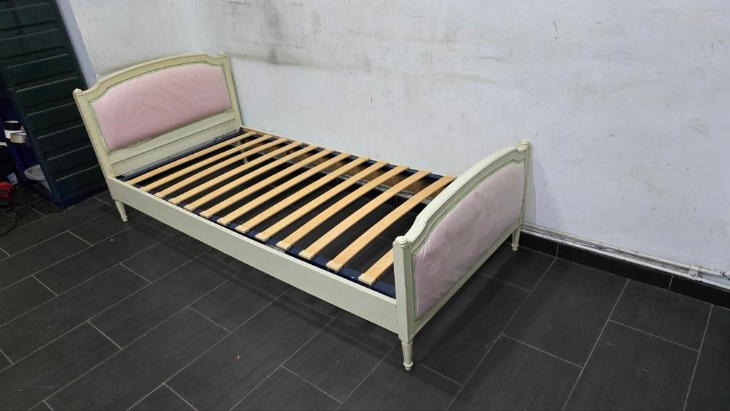 bed van hout en stof, afmetingen 90x200cm, stevig, zeer stab, Hout