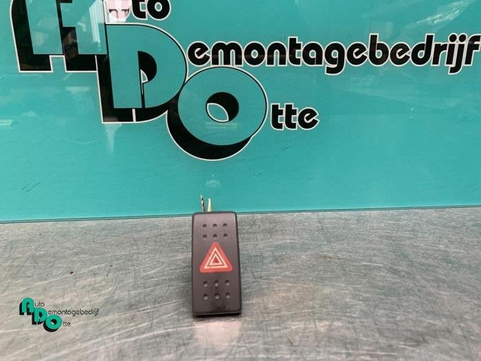 Commutateur éclairage d'urgence d'un Suzuki Swift (Swift 05, -, 3 mois de garantie, Utilisé, -