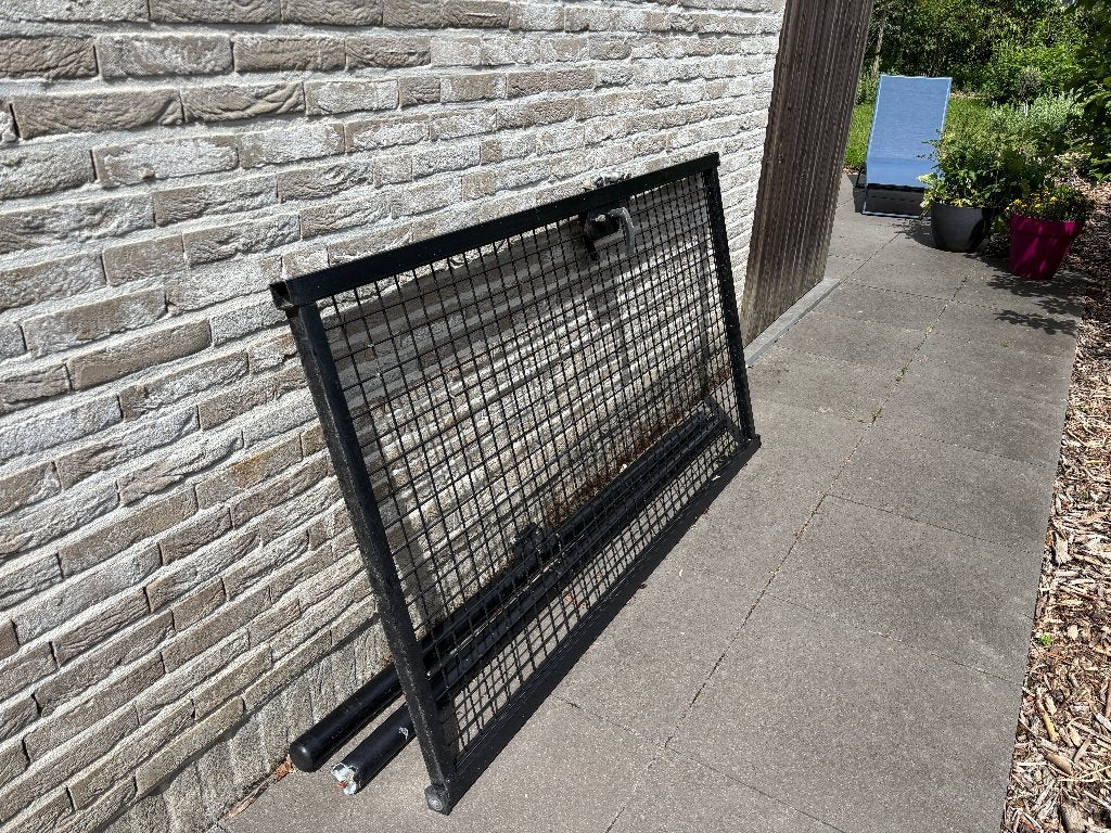 Zwarte metalen tuinpoort zonder palen en sleutels, Portail battant, 100 à 150 cm, Utilisé, Autres matériaux