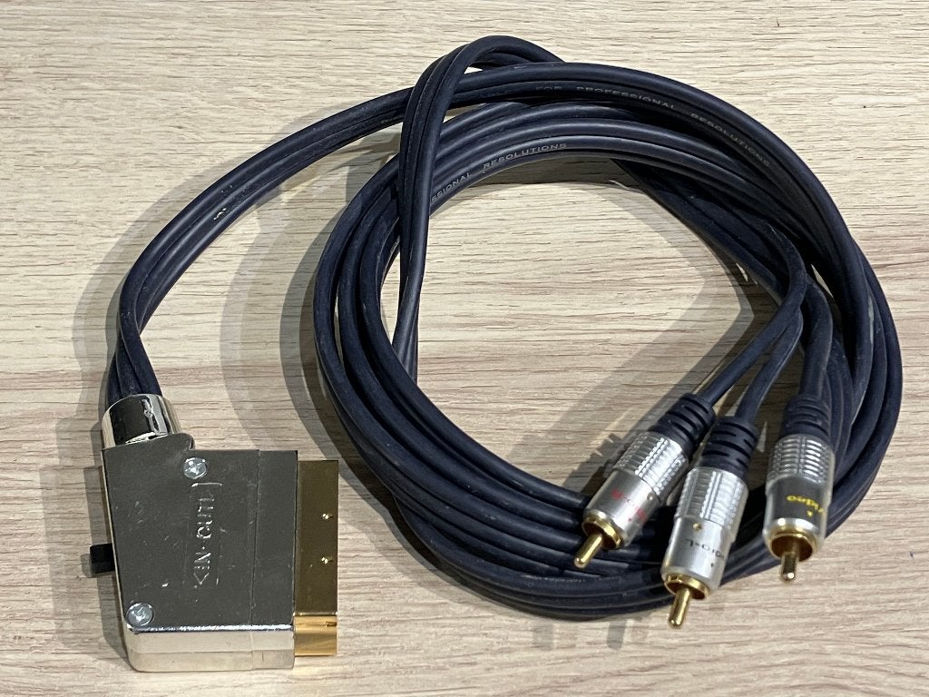 SCART naar COMPOSIET 2 Meter 24 Karaat Goud schak. IN/OUT, Ophalen of Verzenden, Zo goed als nieuw, 2 tot 5 meter, Scartkabel