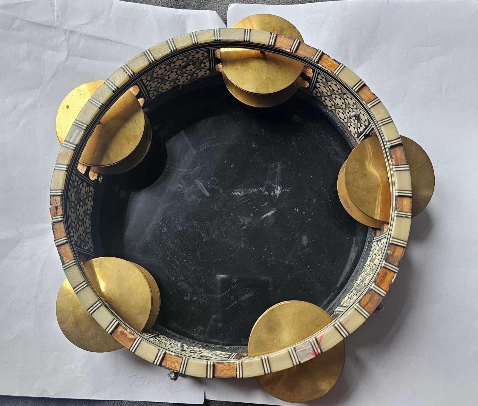Tambourin, Musique & Instruments, Enlèvement