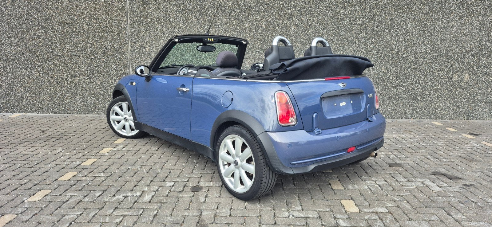 Mini One Cabrio *BENZINE* + groot onderhoud, Auto's, Voorwielaandrijving, Stof, Zwart, Cabriolet
