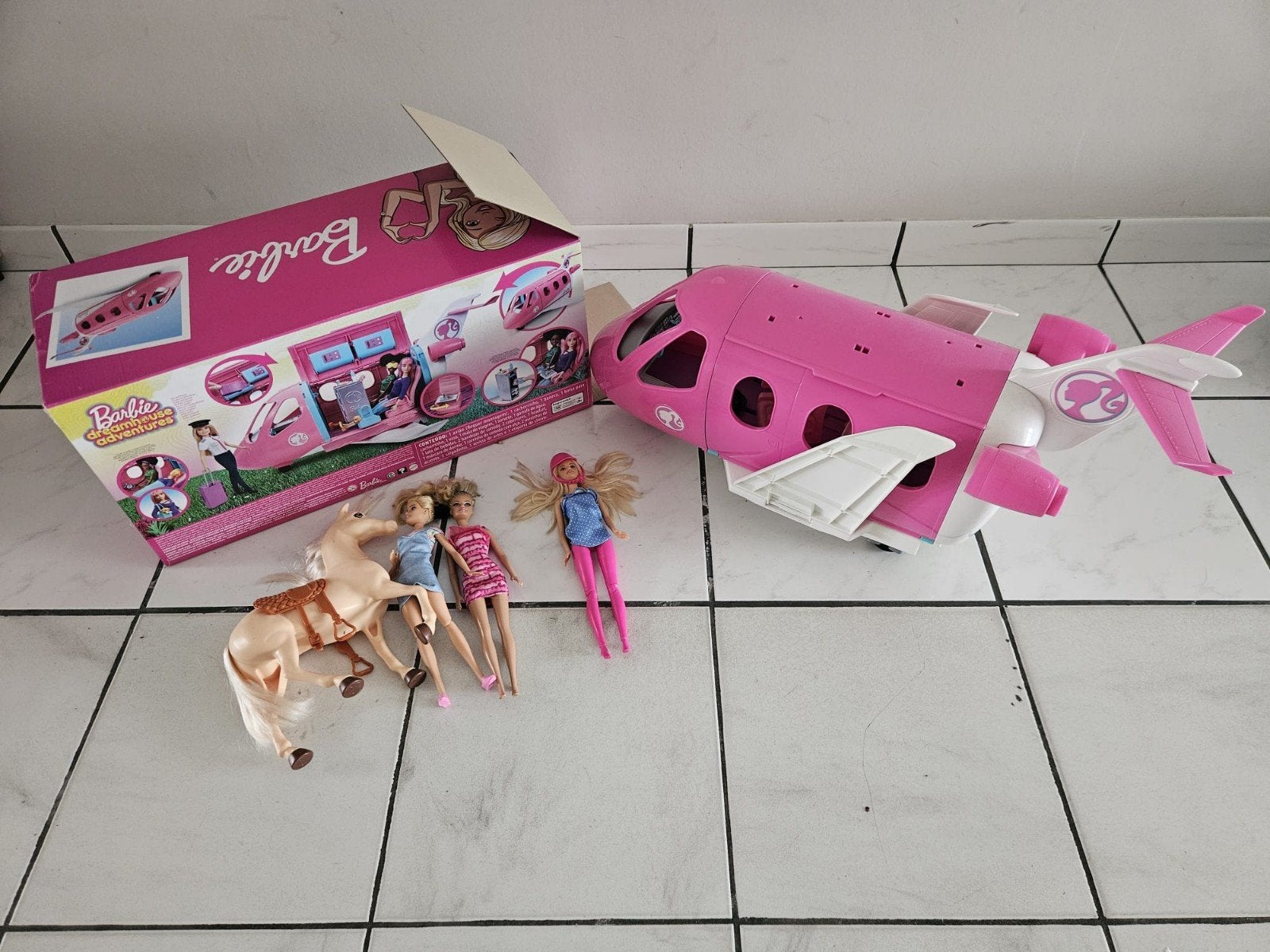 Barbie droomvliegtuig plus extra poppen, Enlèvement