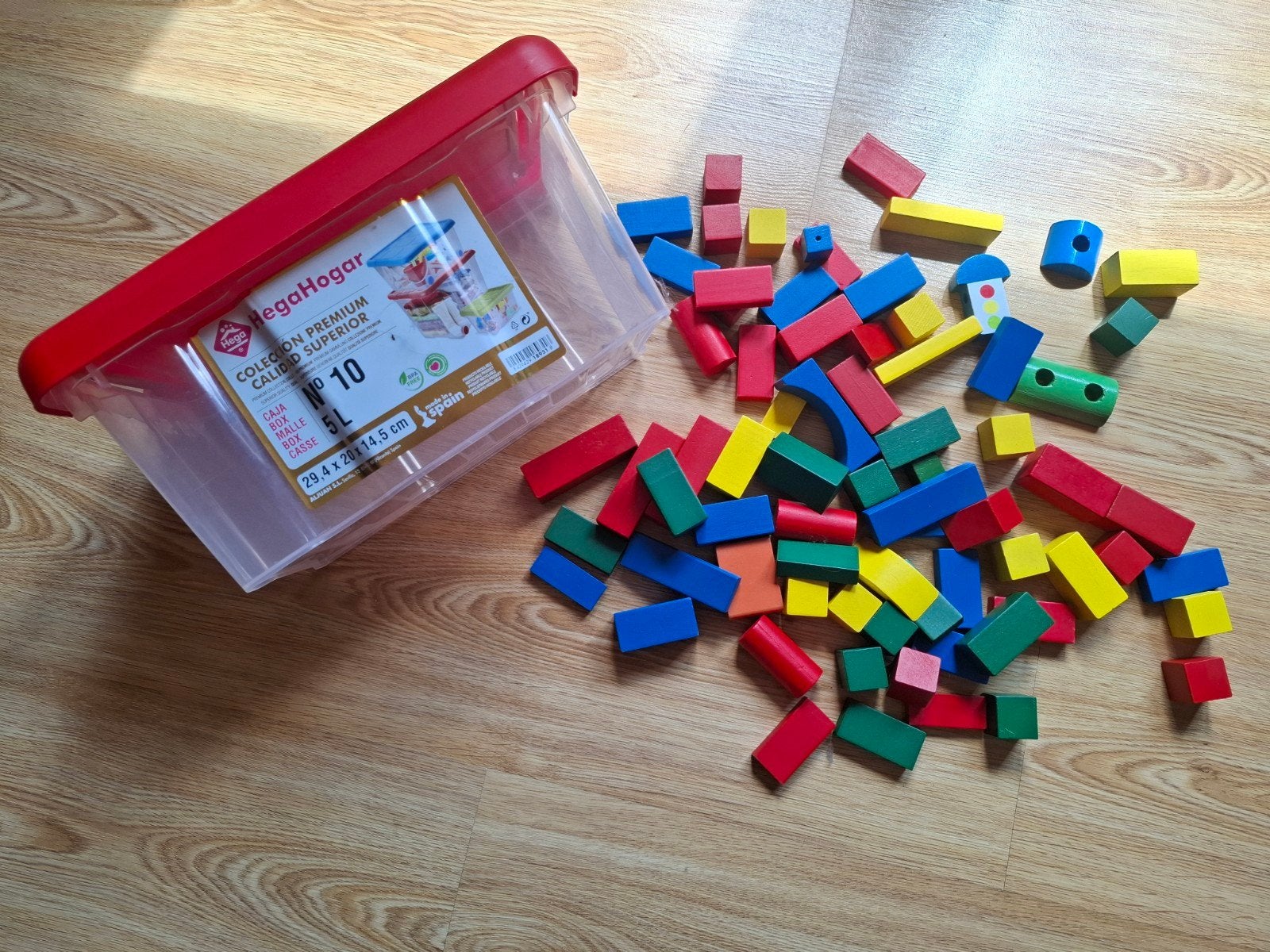 Jeu de blocs en bois colorés. 74 blocs ., Enlèvement