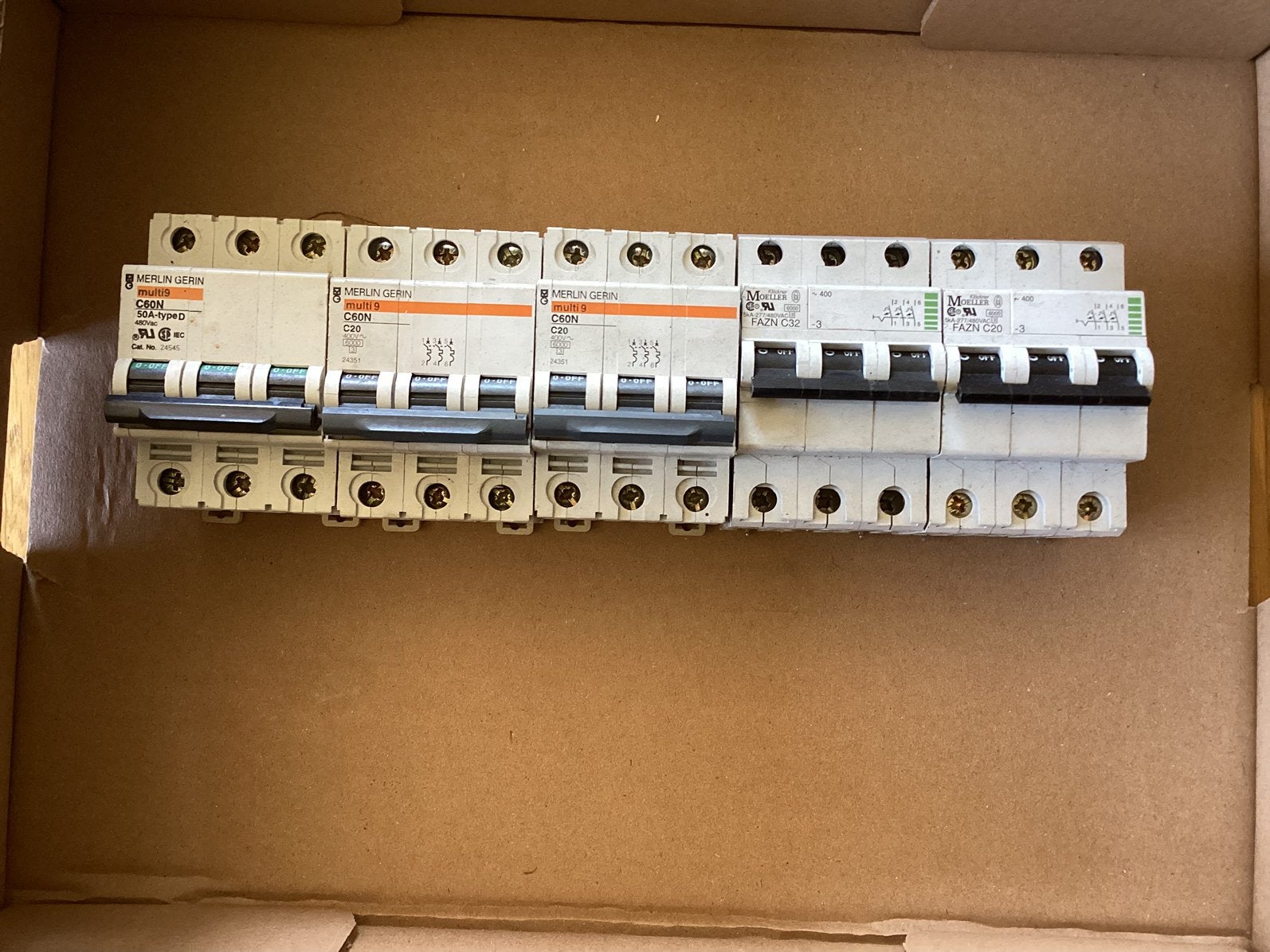 Lot van  drie polige zekeringen, Doe-het-zelf en Bouw, Elektriciteit en Kabels, Ophalen, Zo goed als nieuw