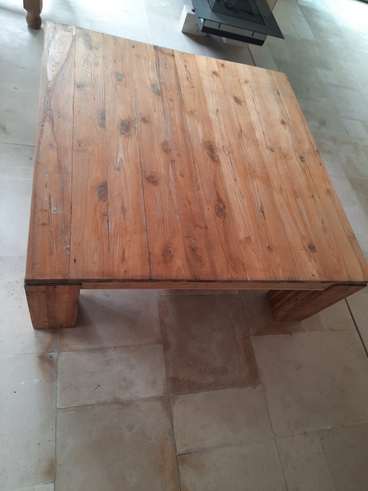 Table en bois, Enlèvement