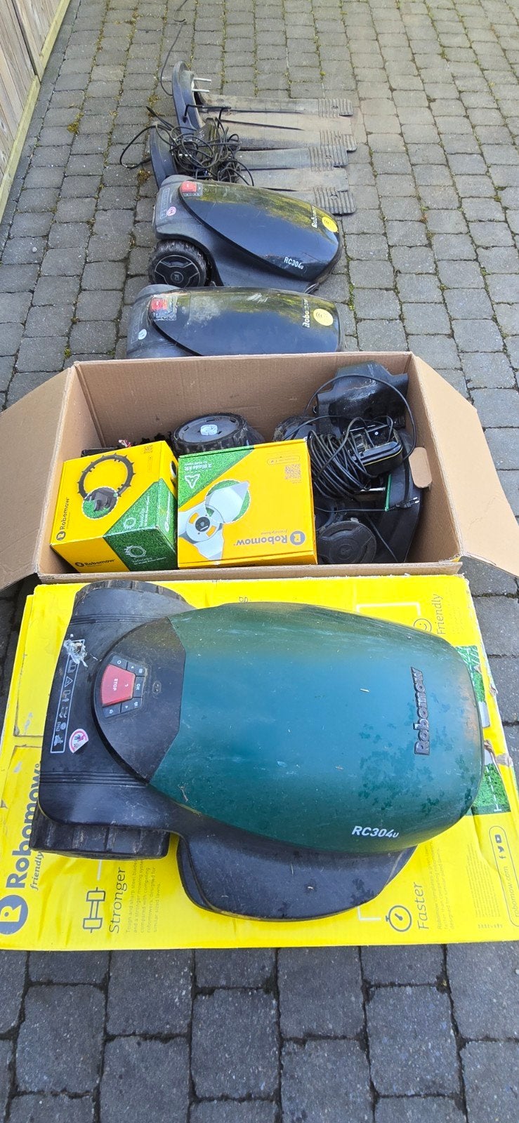 Lot de 4 robots tondeuses Robomow RC304, Jardin & Terrasse, Tondeuses robotisées