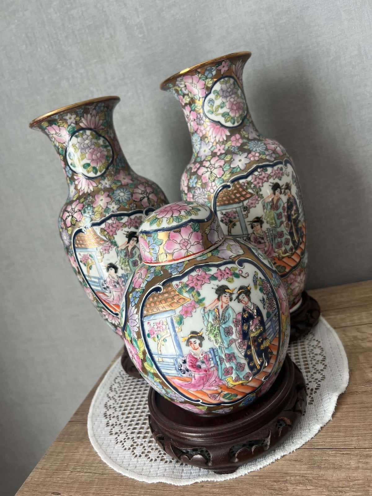 Set van 3 handbeschilderde porseleinen vazen., Antiek en Kunst, Ophalen