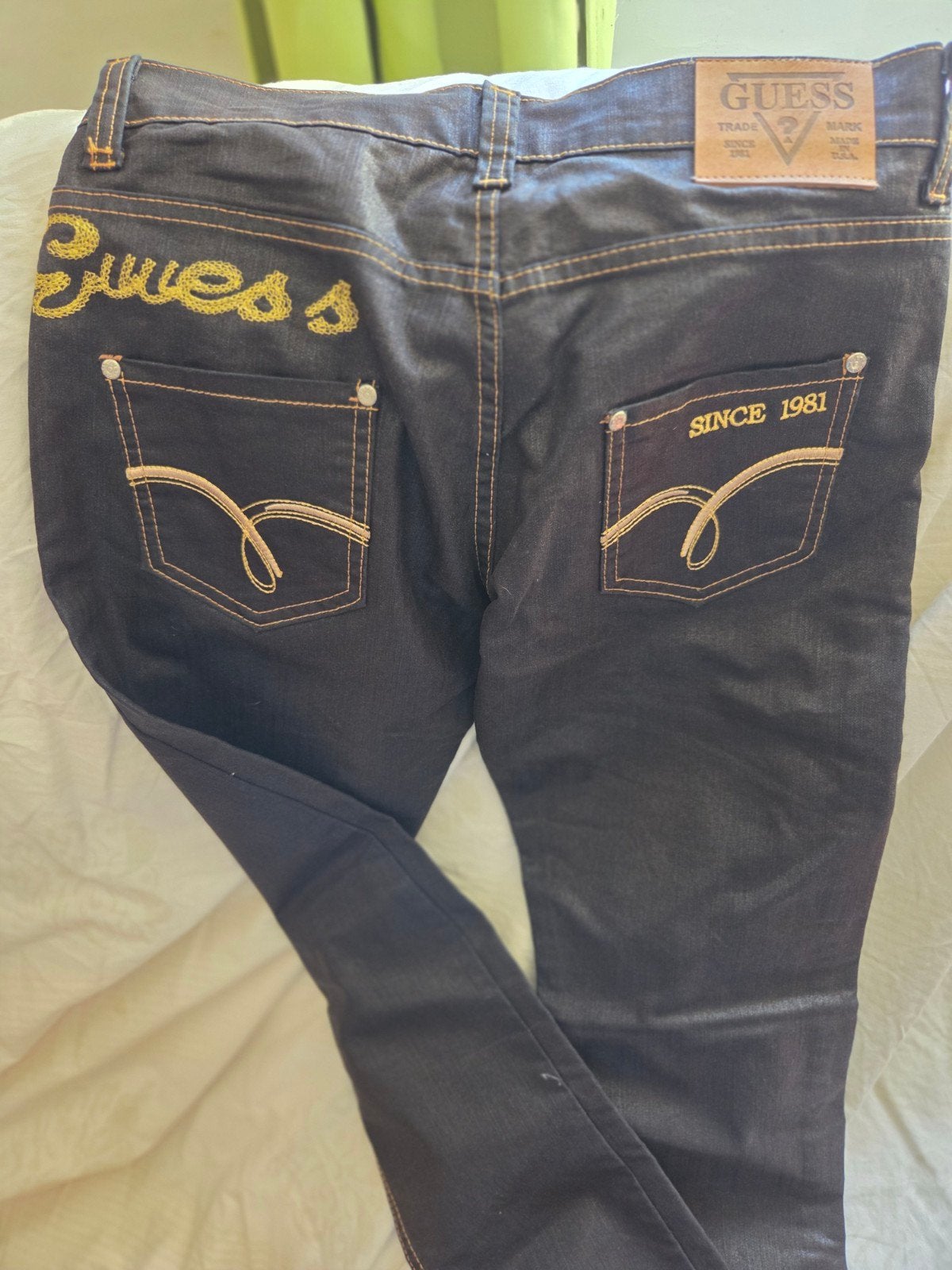 jeans guess, Enlèvement