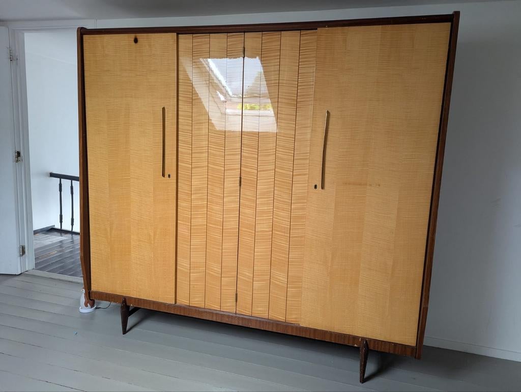 Gratis vintage kledingkast met hangers en leggers, Huis en Inrichting, Ophalen