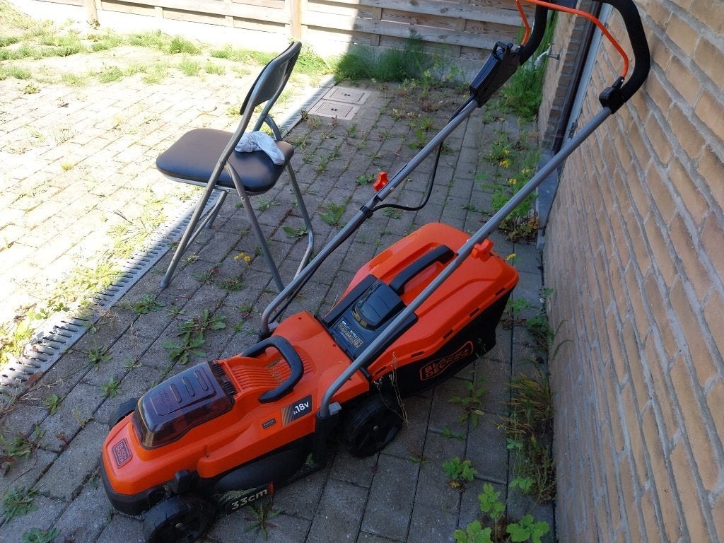 Black+Decker grasmaaier 2x18V BCMW33184L2-QW 33 cm, Tuin en Terras, Ophalen, Accu-grasmaaier, Zo goed als nieuw, 30 t/m 39 cm