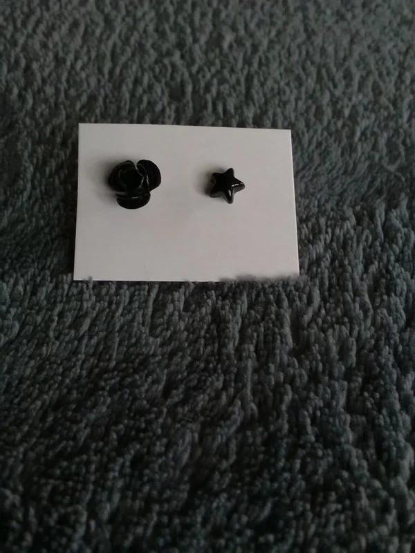 Boucles d'oreilles dépareillées noires fleur / étoile, Bijoux, Sacs & Beauté, Boucles d'oreilles, Puces ou Clous, Enlèvement ou Envoi