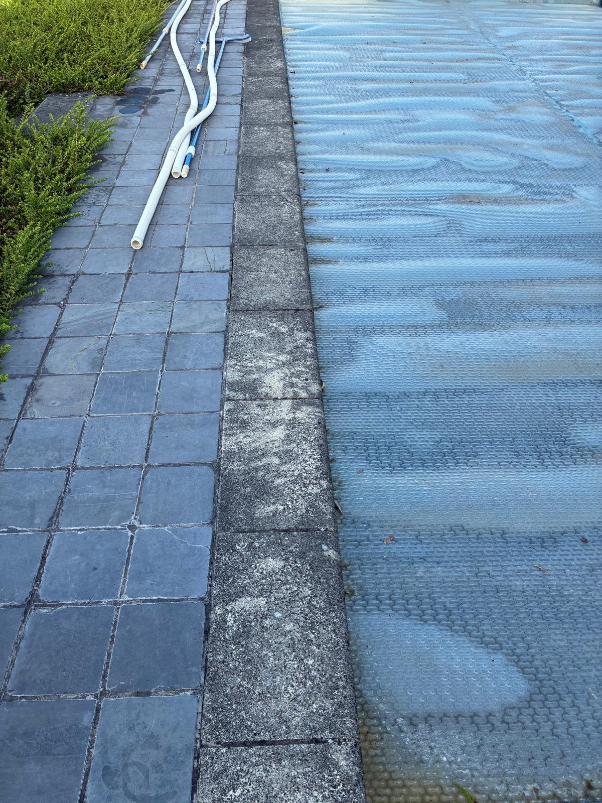 Gratis 26 meter boordsteen en zwembadzeil 9x4m, Ophalen, Zo goed als nieuw