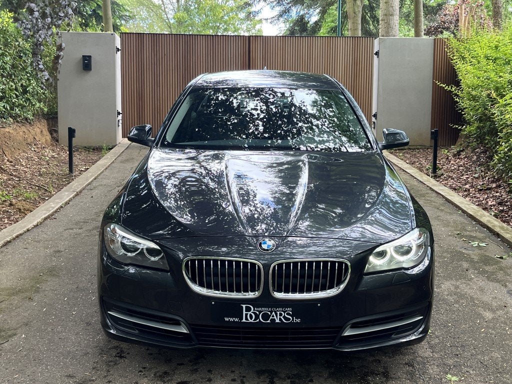 BMW 5 Serie 520 Facelift M-Stuur-Xenon-Navi-Verw.Leer-BT-Pdc, Autos, BMW, Cuir, Entreprise, Carnet d'entretien, Noir