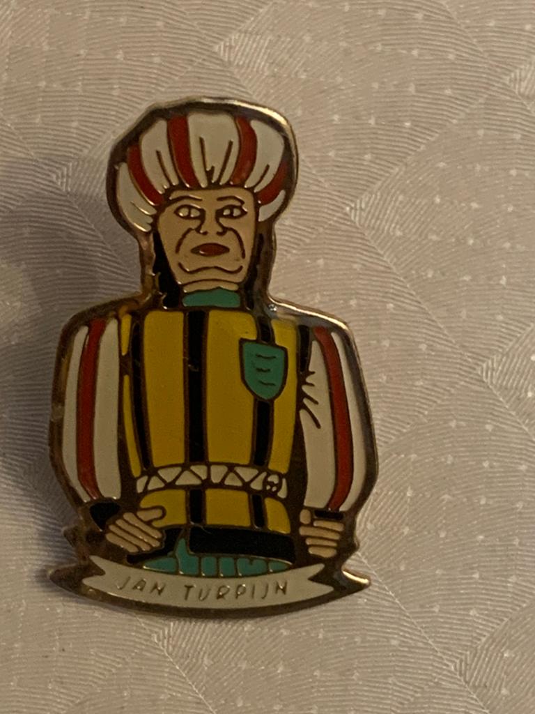 Épinglette rétro représentant un géant du carnaval, Enlèvement ou Envoi, Comme neuf