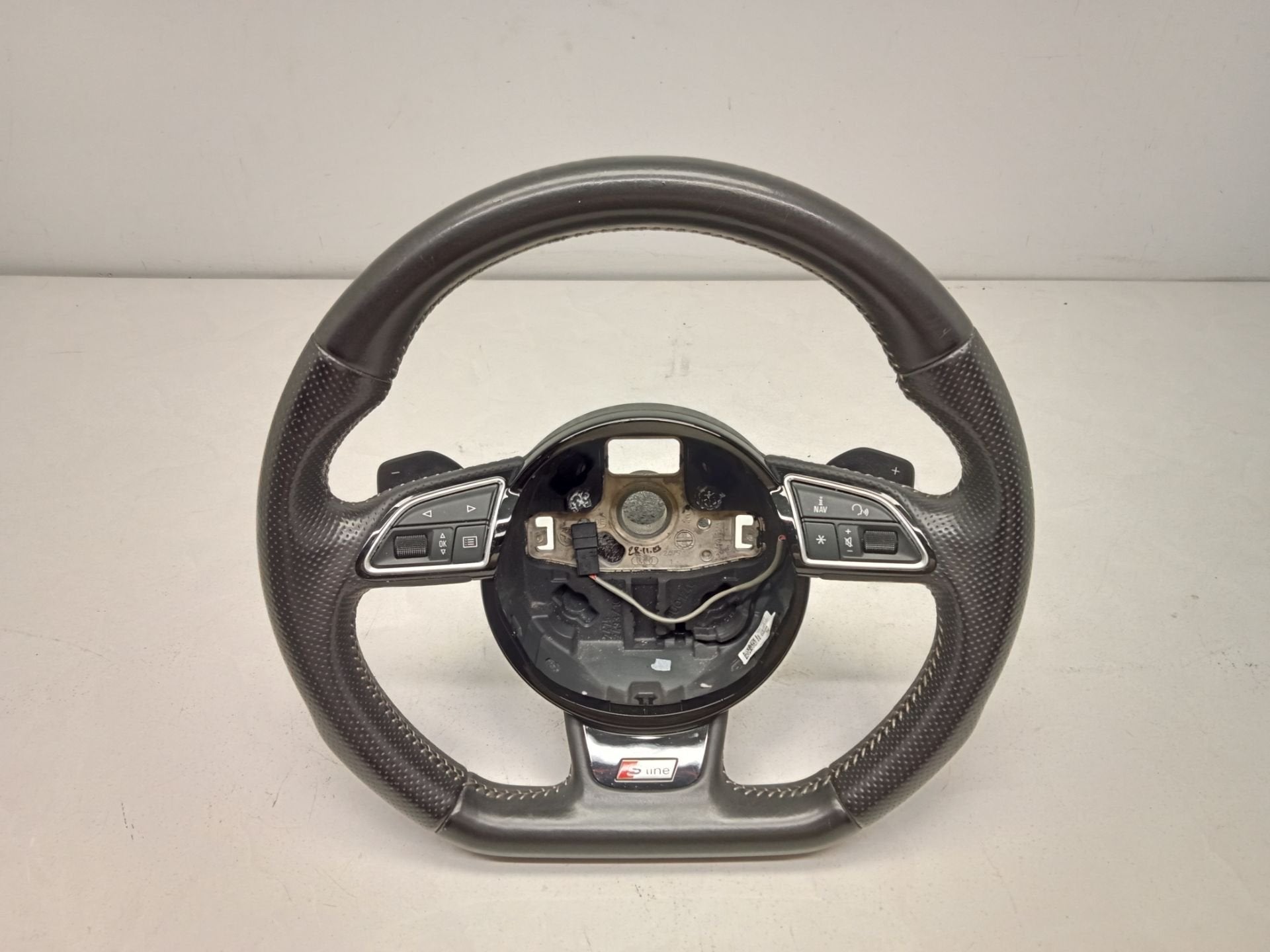 Volant Audi A3 8V 2012-2016 S-Line avec palettes MF F1 et su, Autos : Pièces & Accessoires, AUDI AG, Auto-Union-Strasse 1
85045  Ingolstadt, DE