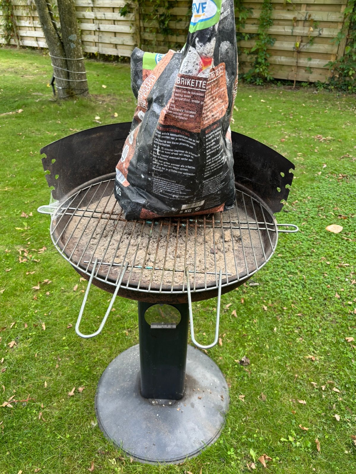 Houtskoolbarbecue op voet – compleet met rooster + briketten, Ophalen, Gebruikt