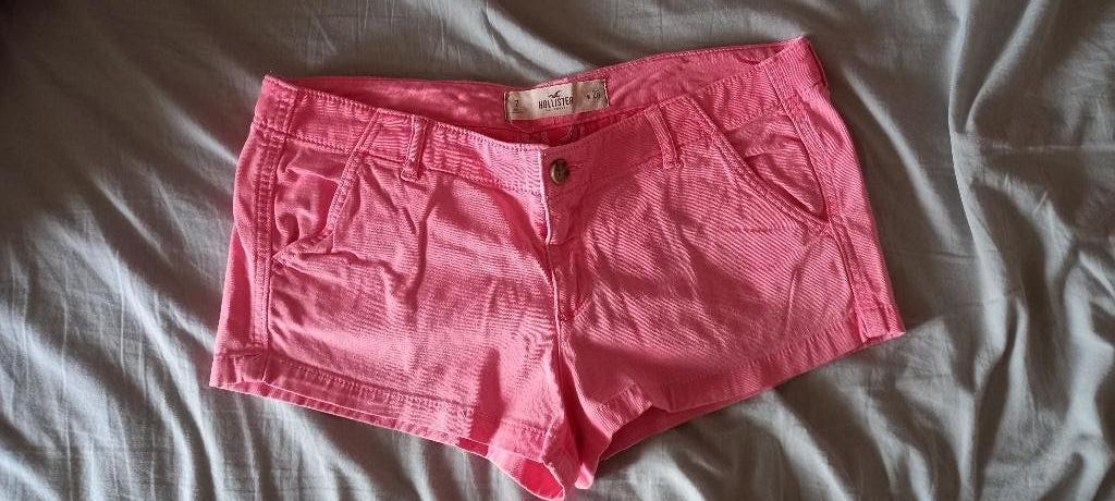 roze short korte broek hotpants Hollister maat W 27, Kleding | Dames, Broeken en Pantalons, Kort, Ophalen of Verzenden, Zo goed als nieuw