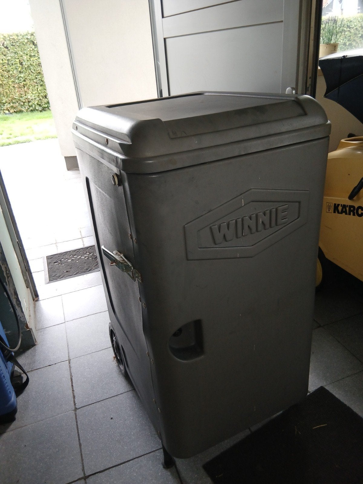 winnen zadelbox met 3 zadels en nog veel materiaal, Dieren en Toebehoren
