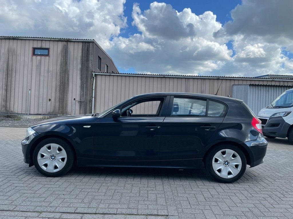 BMW 118i (E87) — benzine — manueel — 165.000 km, Autos, Boîte manuelle, Noir, 5 portes, 5 places