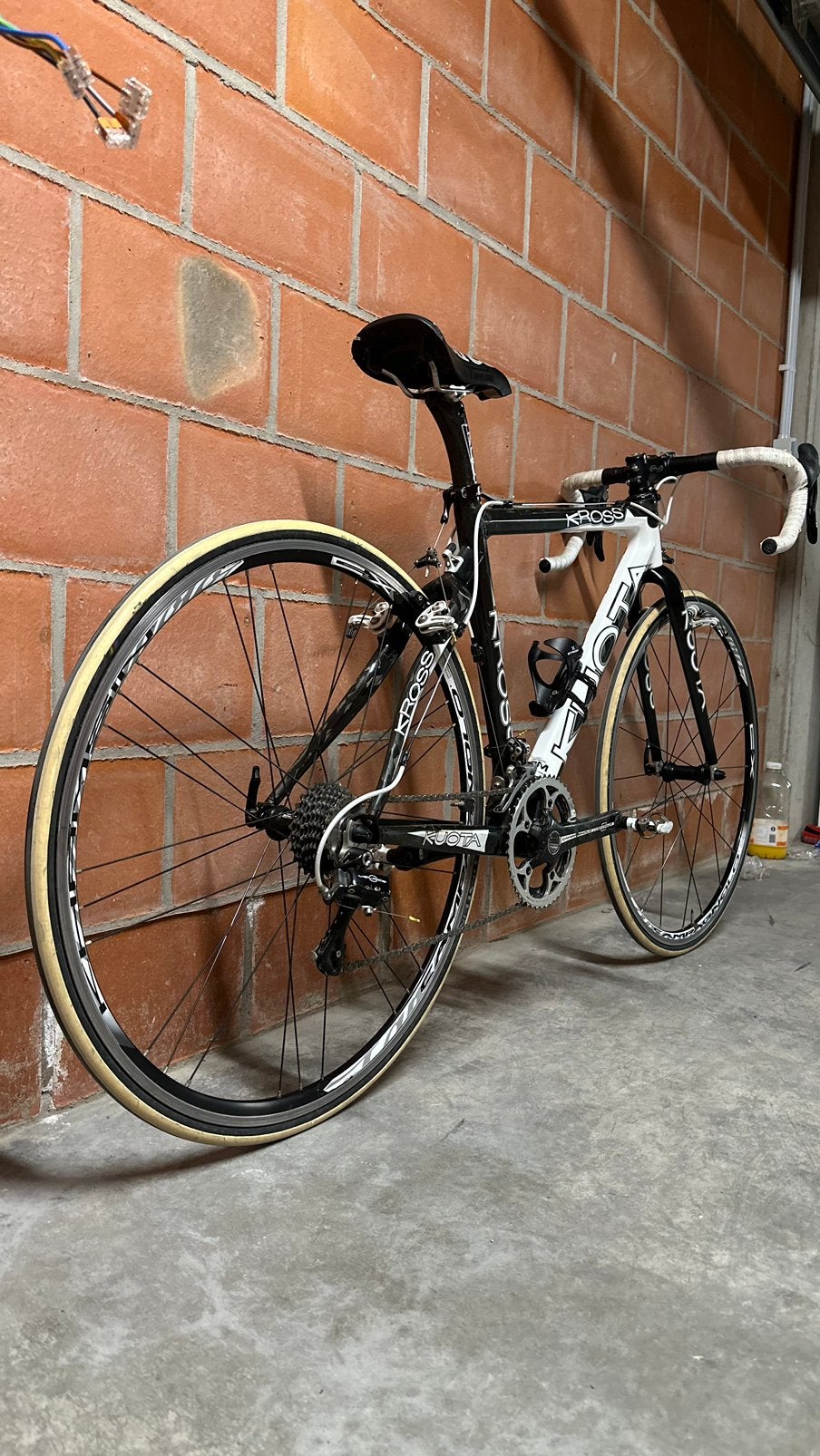 Vélo de route en carbone Kuota Kross — Campagnolo, Vélos & Vélomoteurs, Enlèvement, Comme neuf, Carbone
