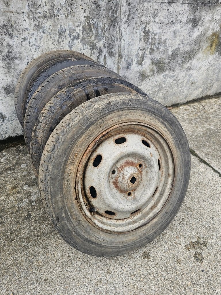 Jante acier + pneu pour Peugeot 204/304 ou Citroen Visa, Autos : Pièces & Accessoires, Pneus & Jantes, Enlèvement