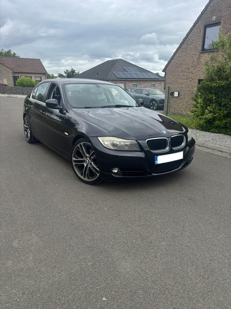 BMW 318D e90, Autos, BMW, Particulier, Série 1, Climatisation automatique, Diesel, Euro 5, Berline, 5 portes, Boîte manuelle, Noir