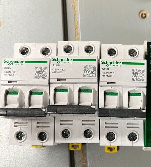 Disjoncteurs Mono 32A Jamais montés, Enlèvement ou Envoi, Neuf, Schneider Electric, Disjoncteur différentiel
