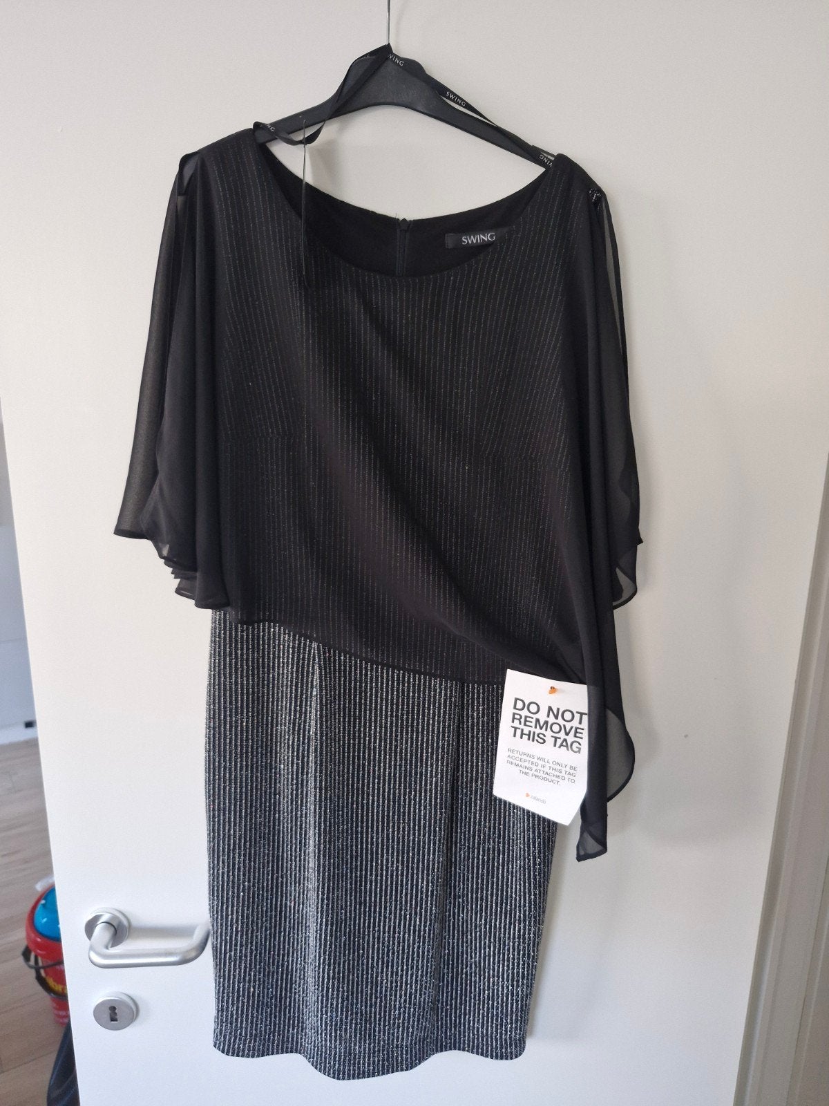 NIEUW feestkleedje zwart/zilver, Kleding | Dames, Jurken, Nieuw, Swing, Zilver, Ophalen