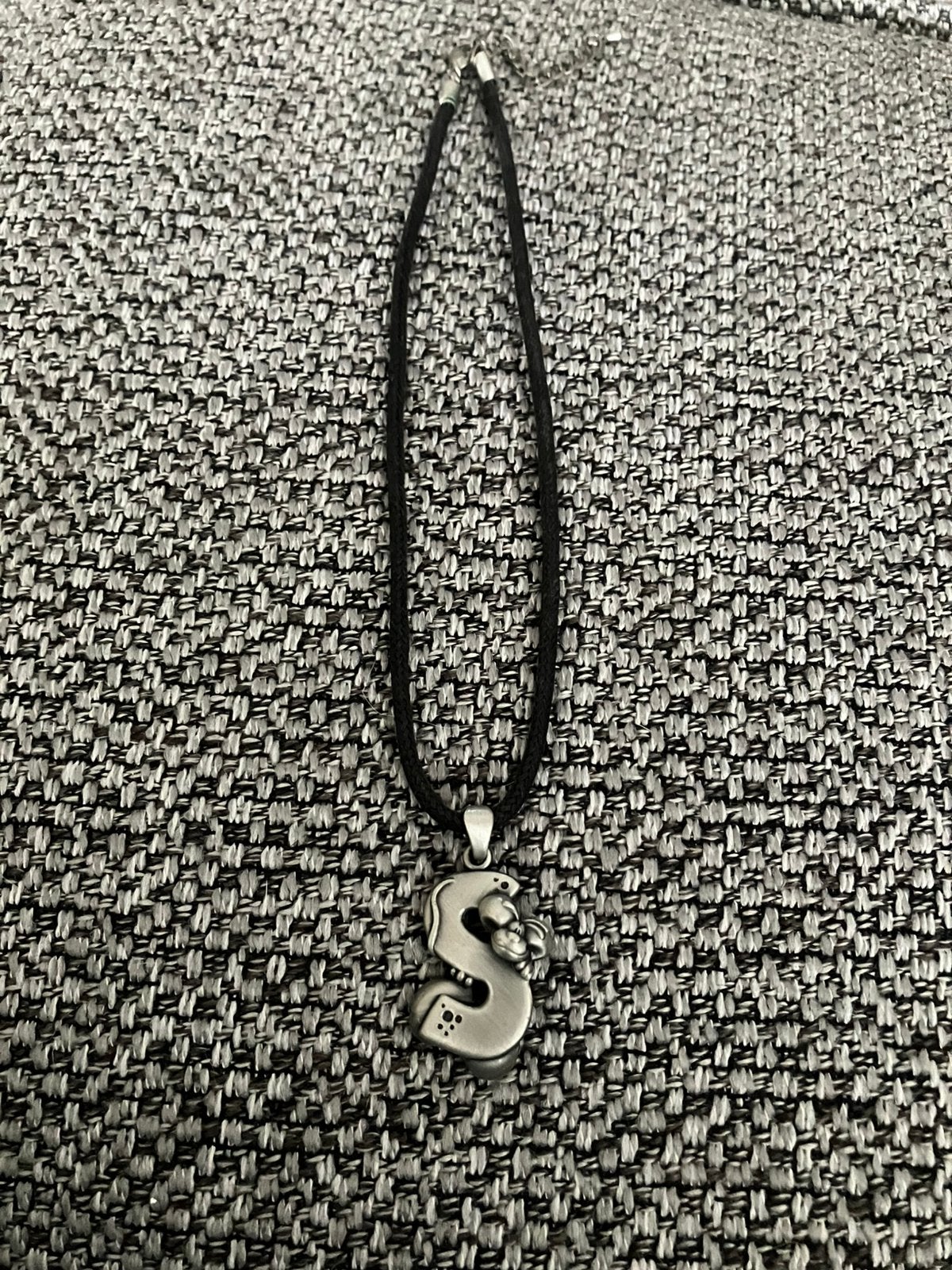Diddl collier corde  lettre S avec diddl en métal, Enlèvement ou Envoi, Diddl, Comme neuf