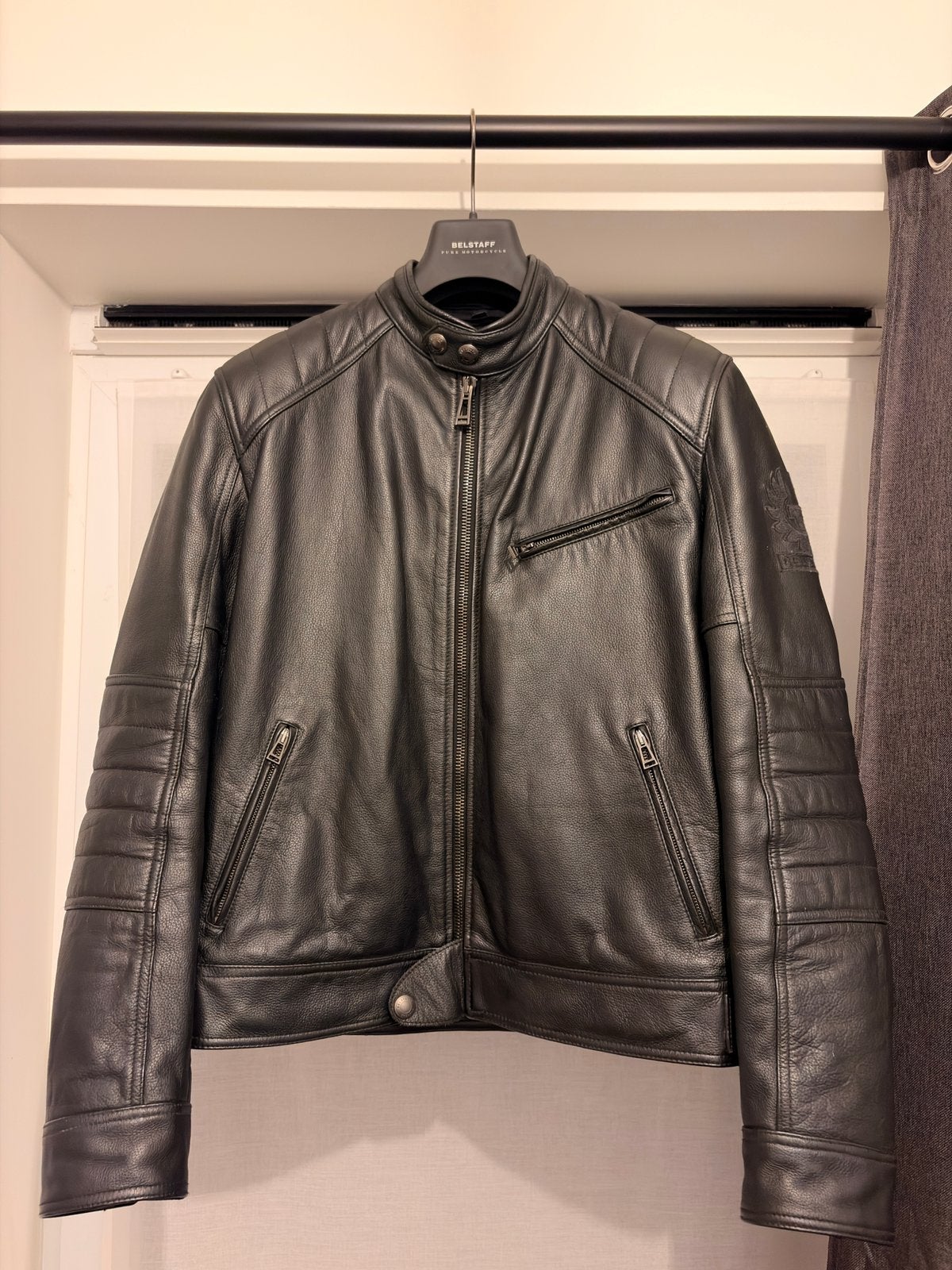 Belstaff lederenmotovest, Motoren, Ophalen