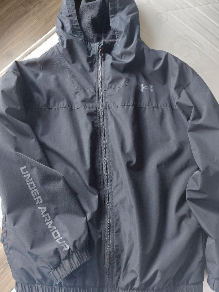 Veste coupe vent Underarmour, Enlèvement, Comme neuf, Garçon, Pull ou Veste