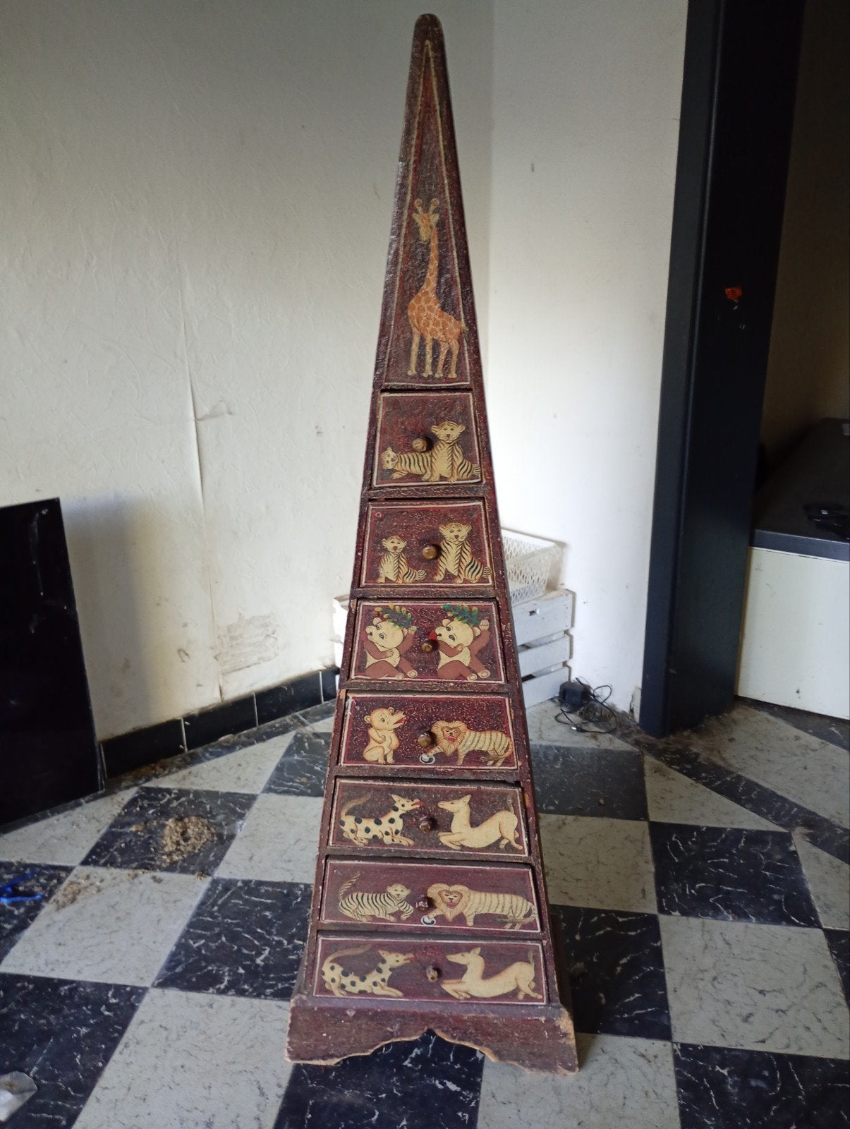 grote piramide kast, Ophalen