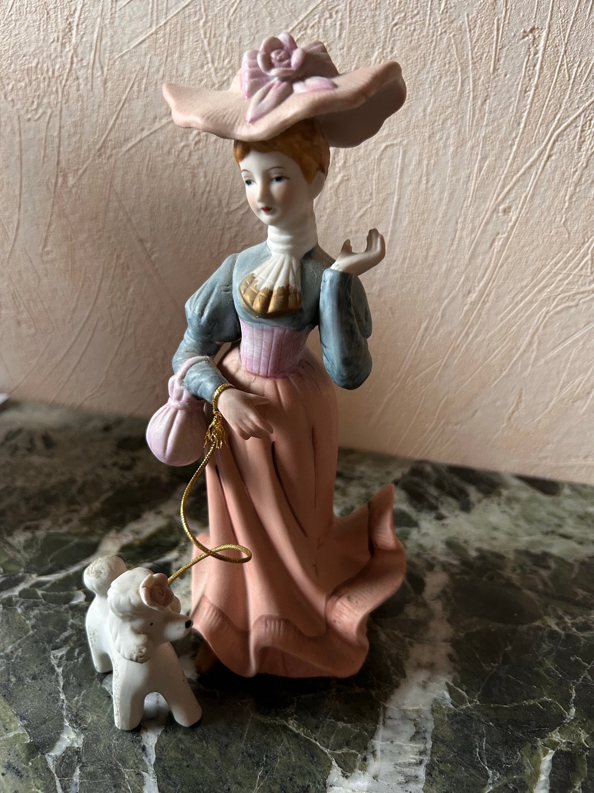 Beeldje dame met hondje, Ophalen, Zo goed als nieuw