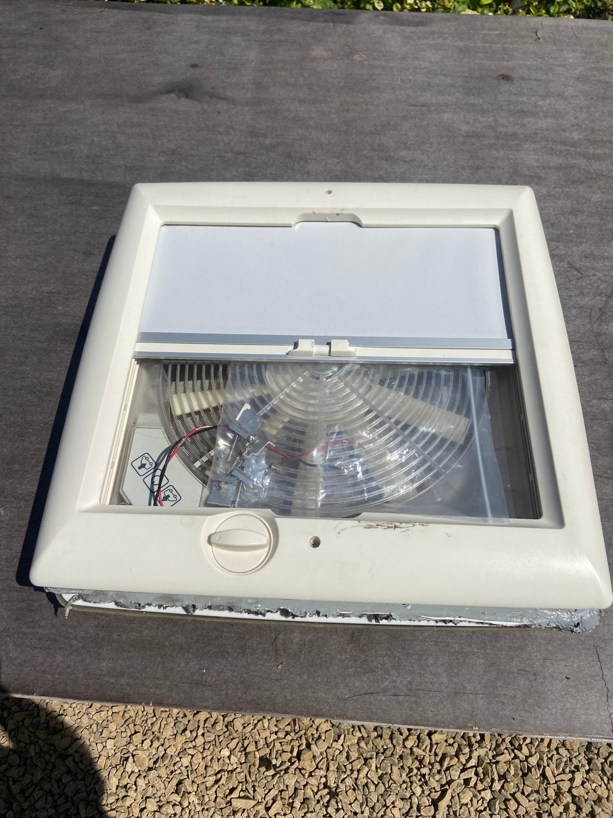 Lanterneau 40x40 avec ventilateur, Caravanes & Camping, Particulier