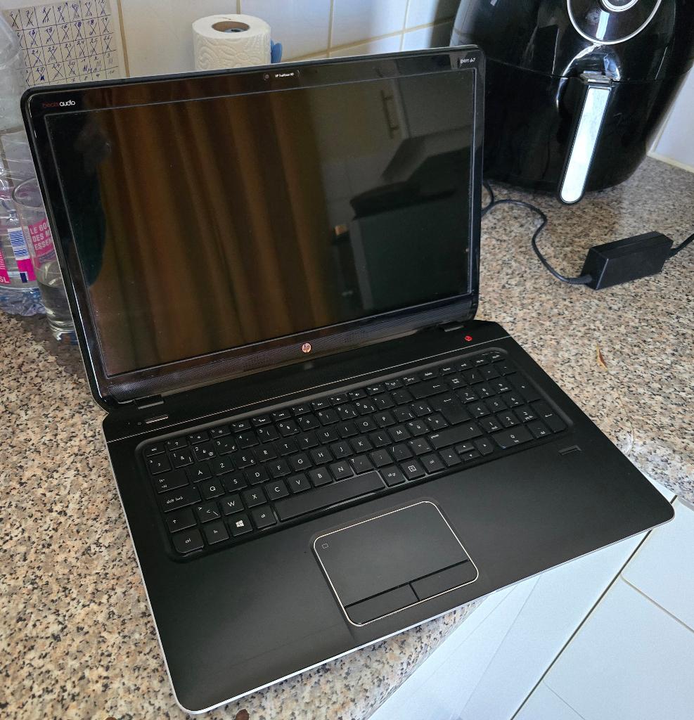 Portable HP 17", Informatique & Logiciels, Ordinateurs portables Windows, Comme neuf, 17 pouces ou plus, SSD, 2 à 3 Ghz, 8 GB