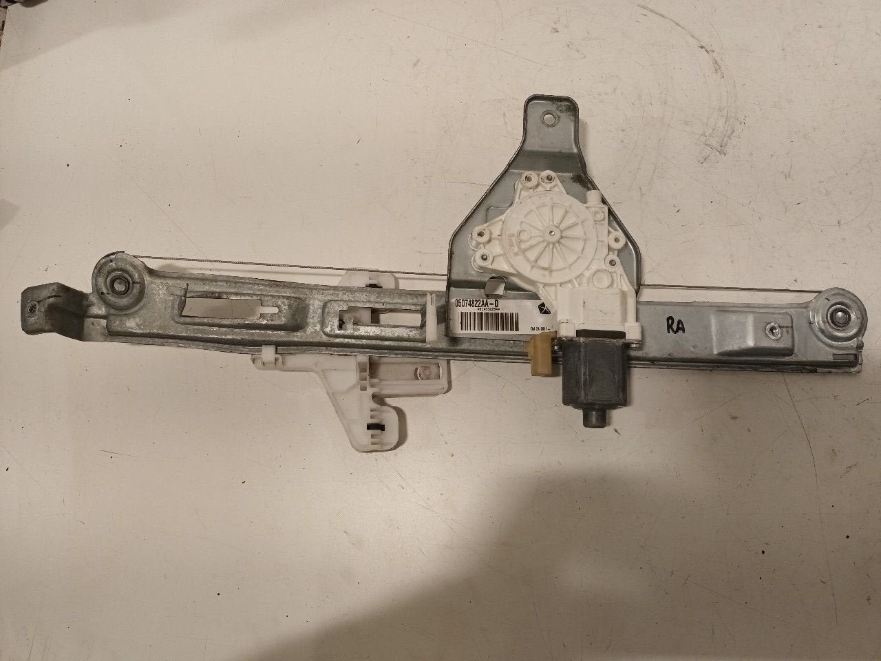 Raammechaniek elektrisch rechts achter Jeep Compass, Jeep, Onderdelen@venauto.nl, Van der Ven Autorecycling B.V., Ettenseweg 76, 4706 PB Roosendaal, The Netherlands