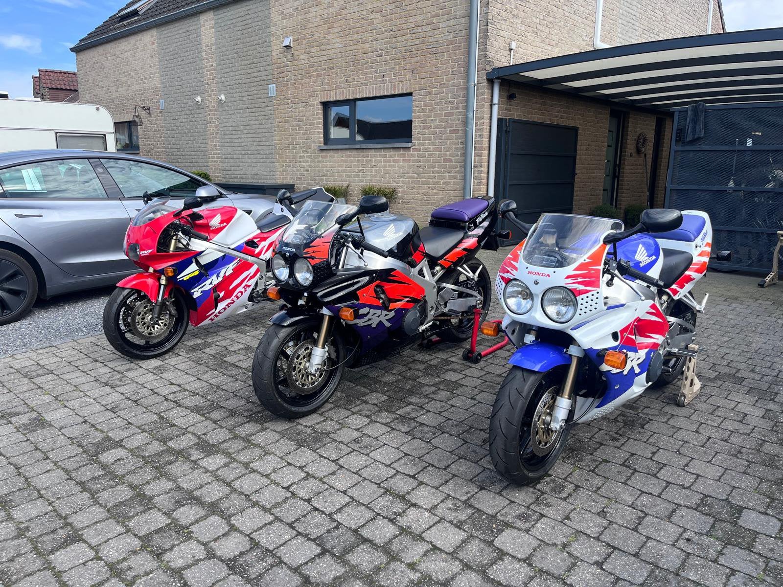Opzoek naar honda project motoren, Ophalen