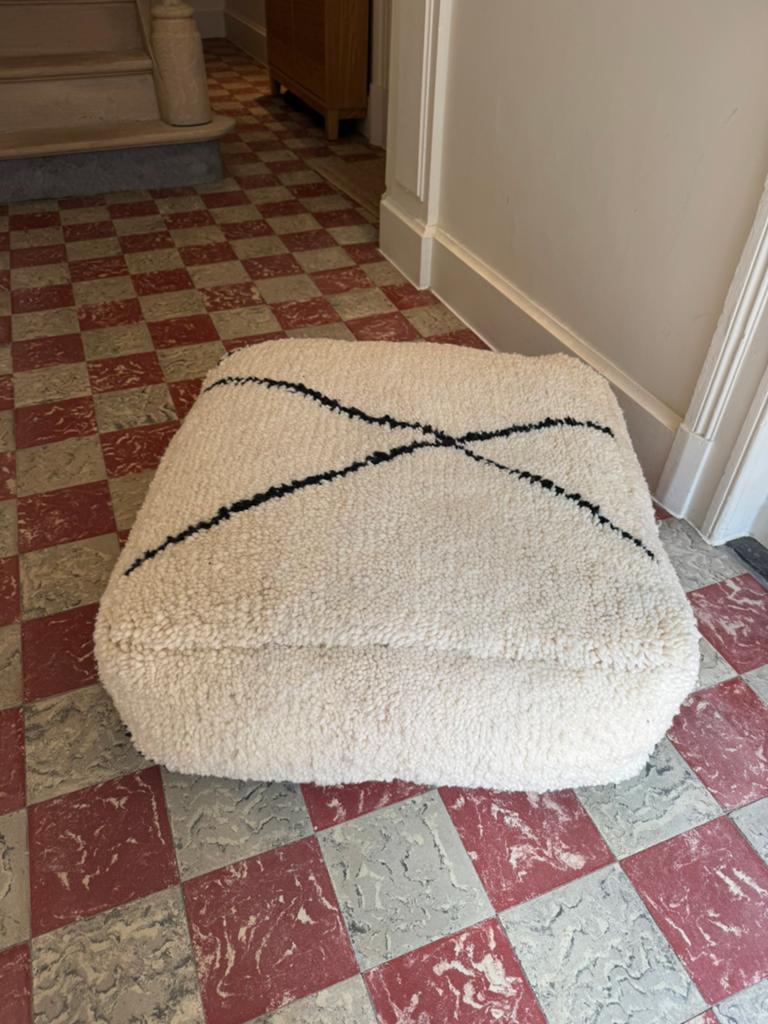 Zachte poef te koop, Huis en Inrichting, Zetels | Voetbanken en poefs, Ophalen, Zo goed als nieuw, Trendy boucle poef, Stof