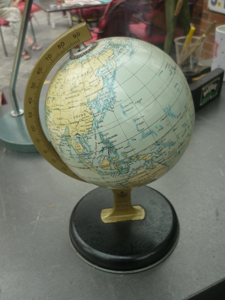 Globe terrestre Chad Valley en tôle lithographiée / 1950, Antiquités & Art, Envoi