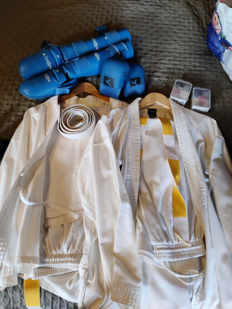 Lot Karaté – kimonos et Protections, Sport en Fitness, Vechtsporten en Zelfverdediging, Maat S, Ophalen, Karate