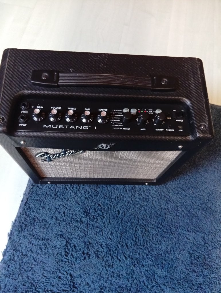 gitaarversterker Fender mustang 1met 24 presets Modeling Amp, Ophalen, Zo goed als nieuw, Gitaar, Minder dan 50 watt