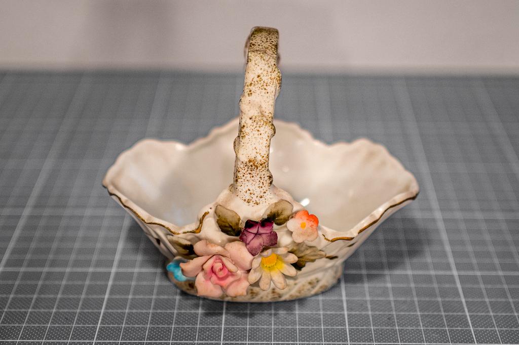 Corbeille vintage en biscuit de porcelaine style Capodimonte, Enlèvement