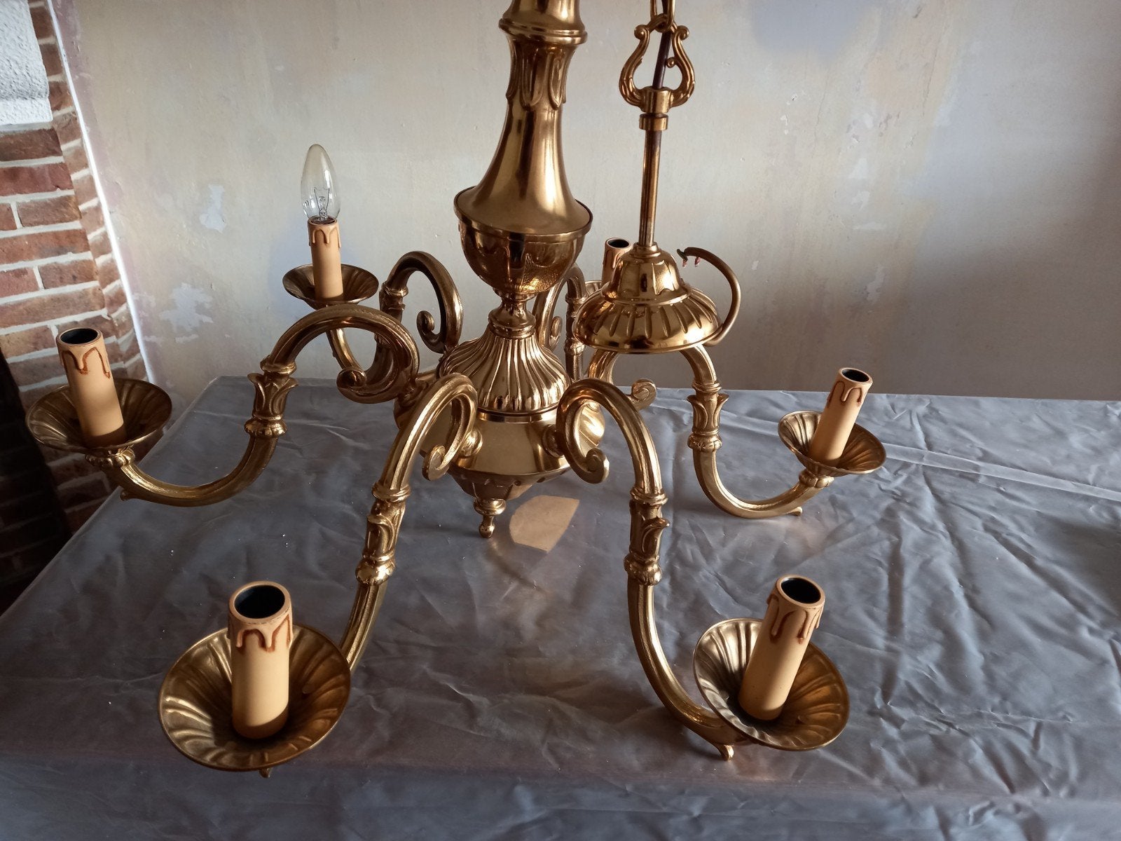 joli lustre robuste, Enlèvement
