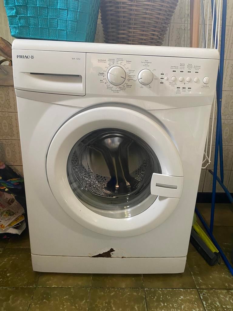 Machine a laver, 1200 à 1600 tours, 85 à 90 cm, 4 à 6 kg, Programme lavage à la main