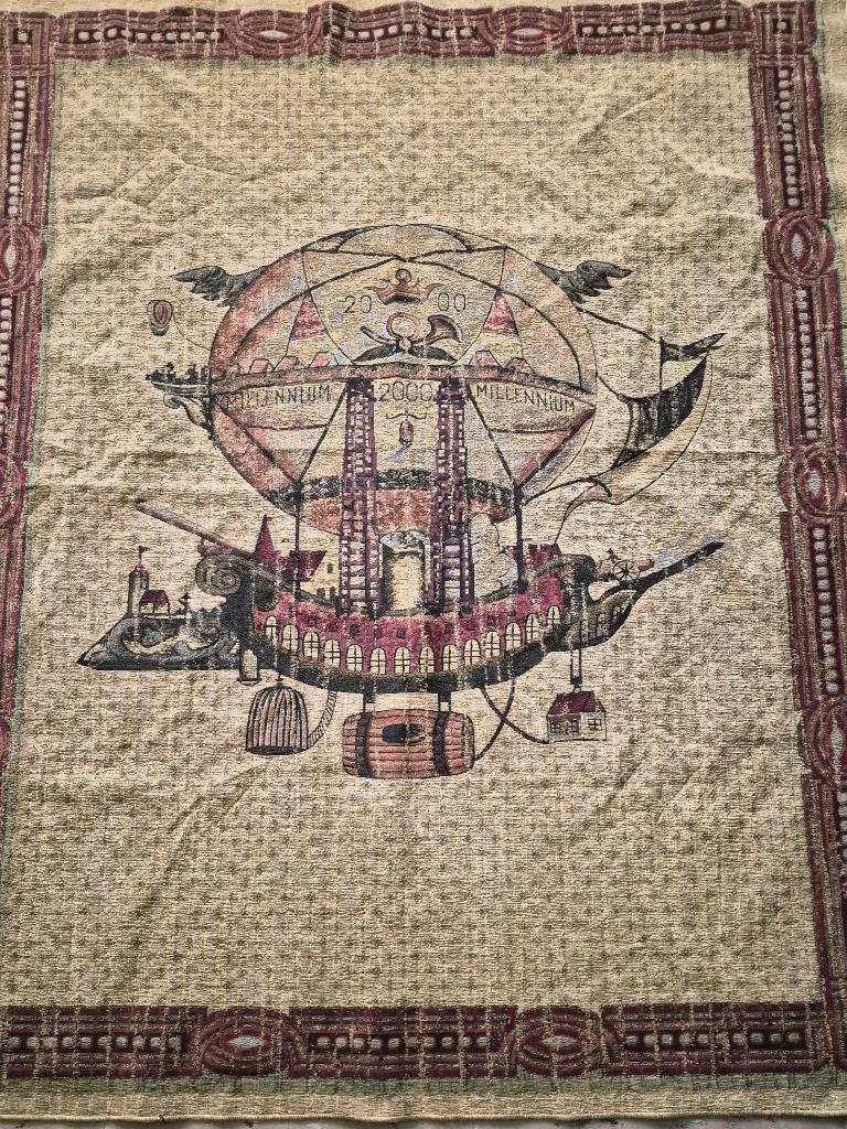 decoratiestuk wandkleed toont een fantasierijk luchtschip, Antiek en Kunst, Antiek | Tapijten, Tafelkleden en Textiel, Ophalen of Verzenden